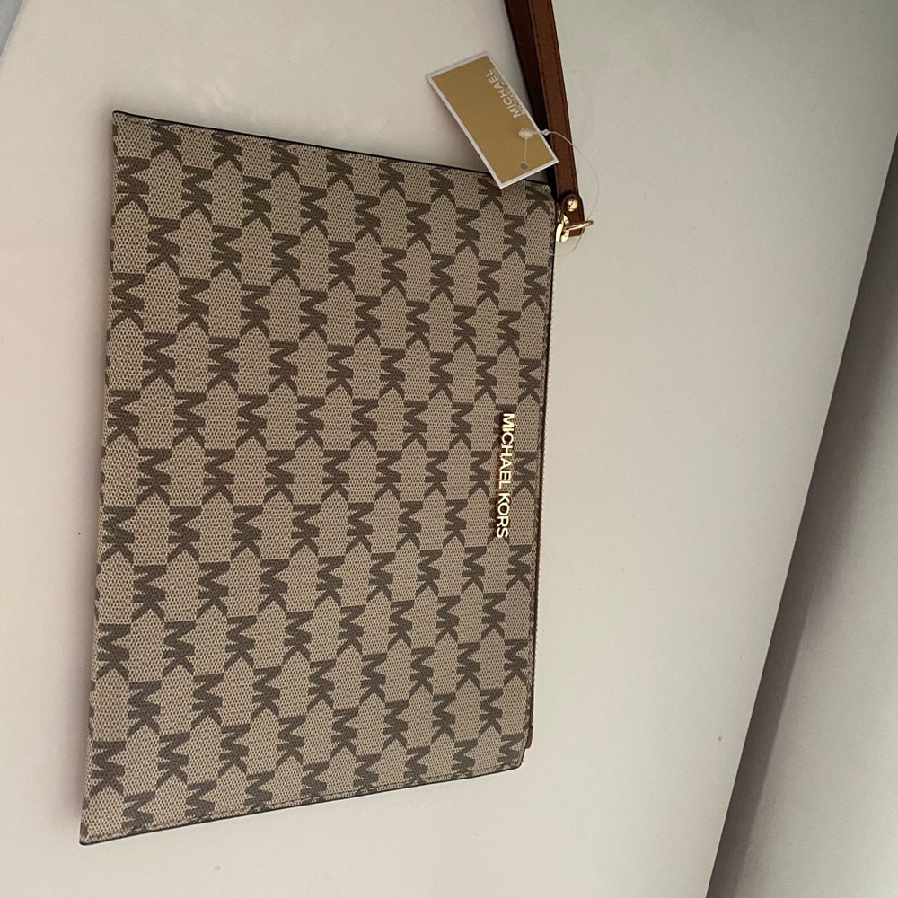 BRAND NEW MICHAEL KORS CLUTCH